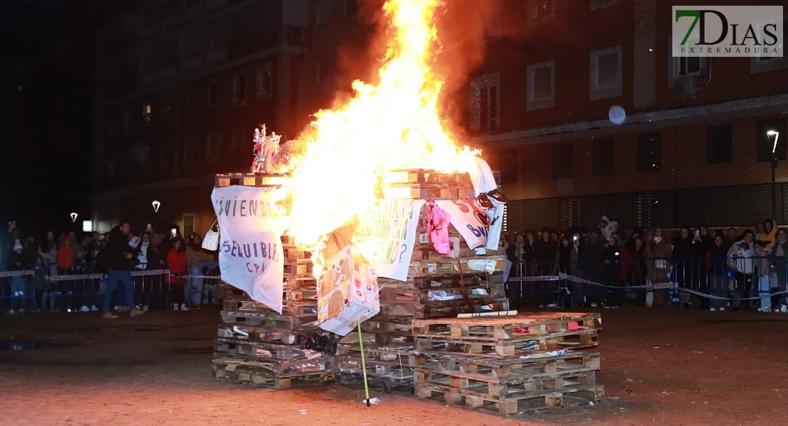 Vecinos de la Margen Derecha de Badajoz queman lo malo del año en las Candelas