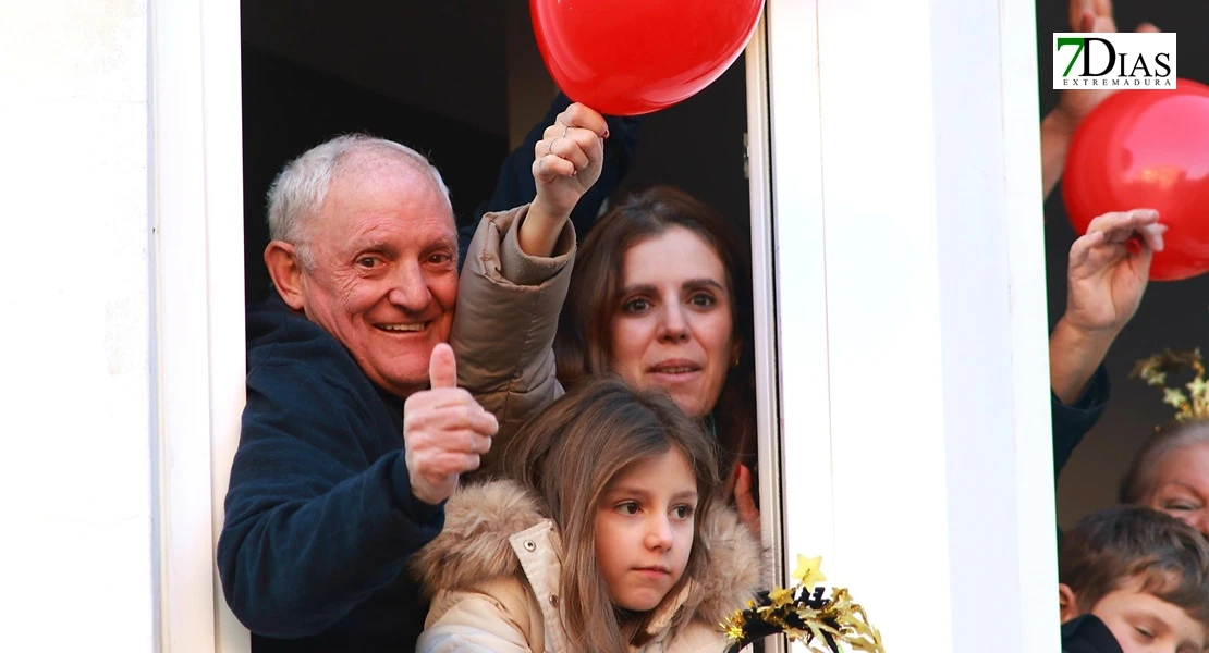 Miles de sonrisas reciben la cabalgata y a sus Reyes Magos en Badajoz