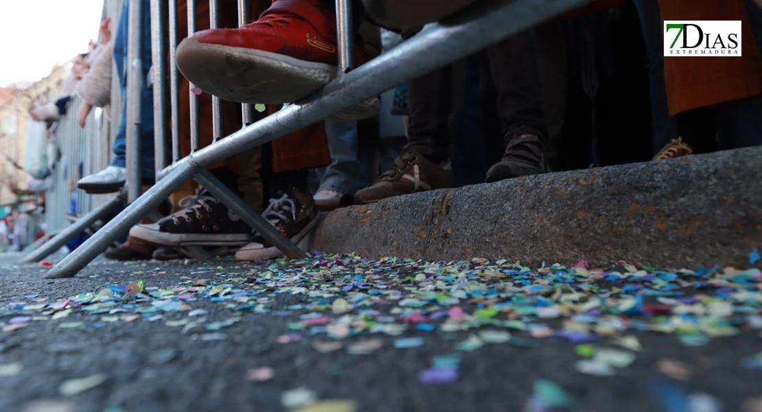 Miles de sonrisas reciben la cabalgata y a sus Reyes Magos en Badajoz