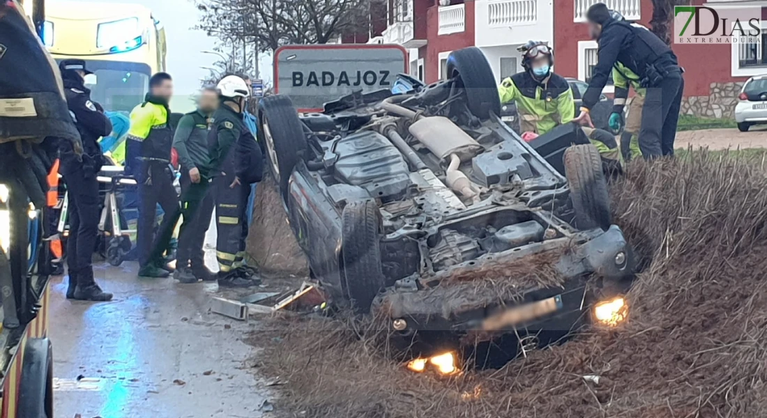 Un grave accidente a la salida de Badajoz deja una joven herida