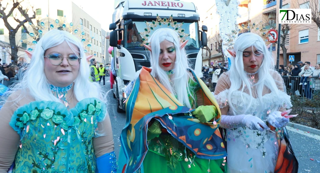 Miles de sonrisas reciben la cabalgata y a sus Reyes Magos en Badajoz