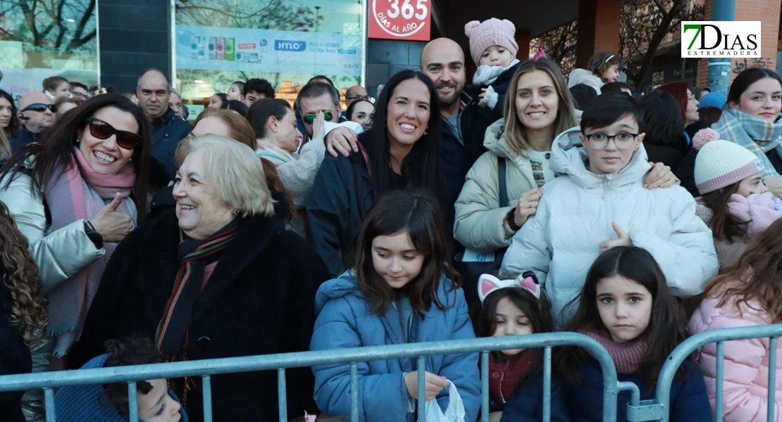 Miles de sonrisas reciben la cabalgata y a sus Reyes Magos en Badajoz