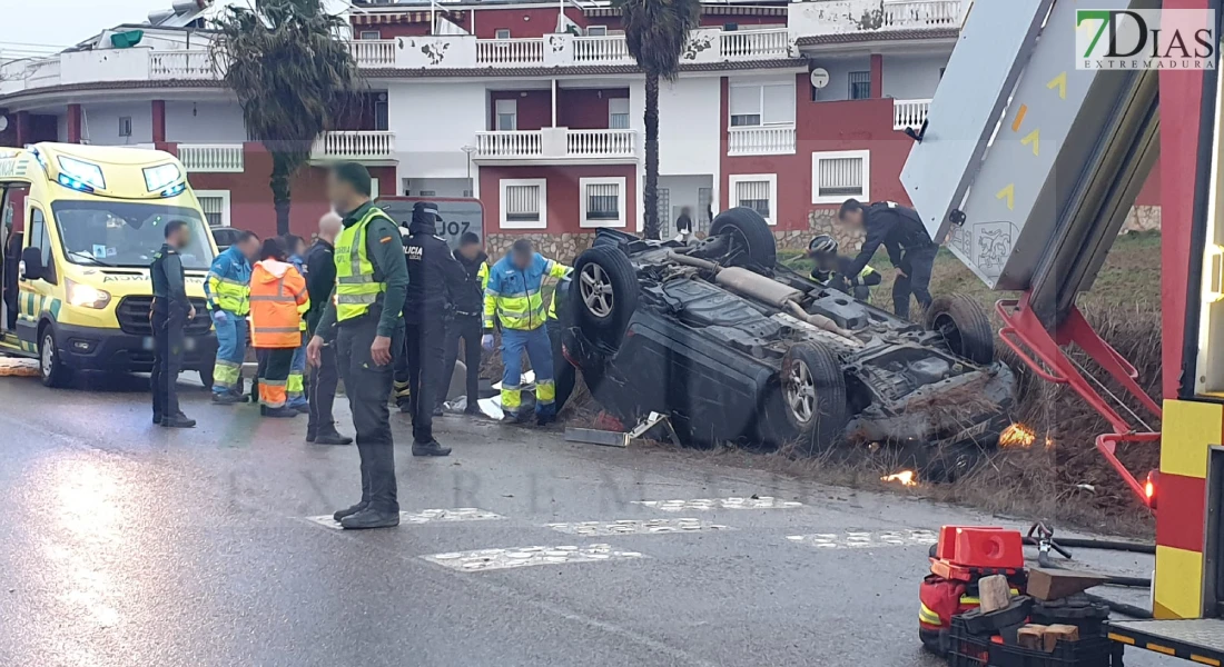 Un grave accidente a la salida de Badajoz deja una joven herida