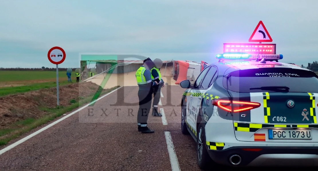 Cortada la EX-209 tras el grave accidente entre un tráiler y un turismo