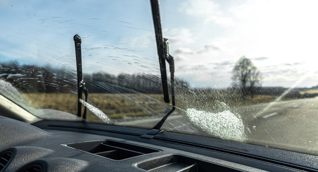 La DGT refuerza los controles del parabrisas y advierte de multas de hasta 200 euros