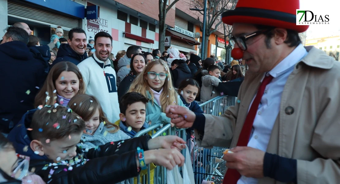 Miles de sonrisas reciben la cabalgata y a sus Reyes Magos en Badajoz