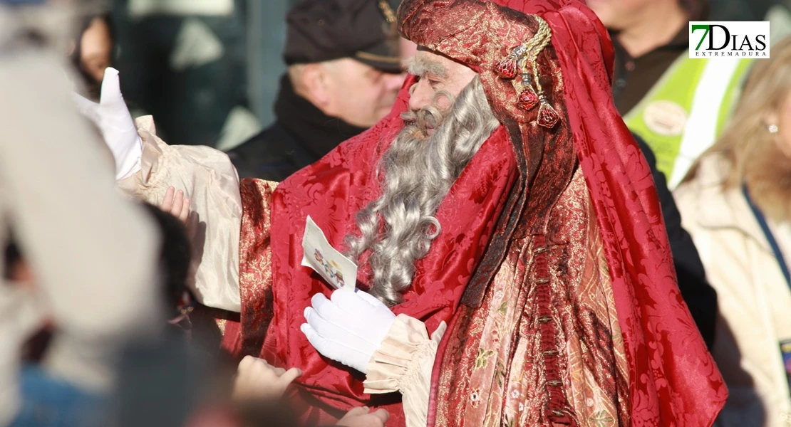 Miles de sonrisas reciben la cabalgata y a sus Reyes Magos en Badajoz