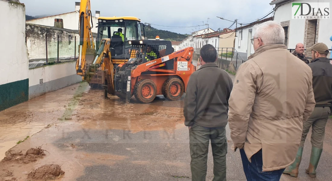 Una riada de barro y agua afecta a Alconchel tras las fuertes lluvias