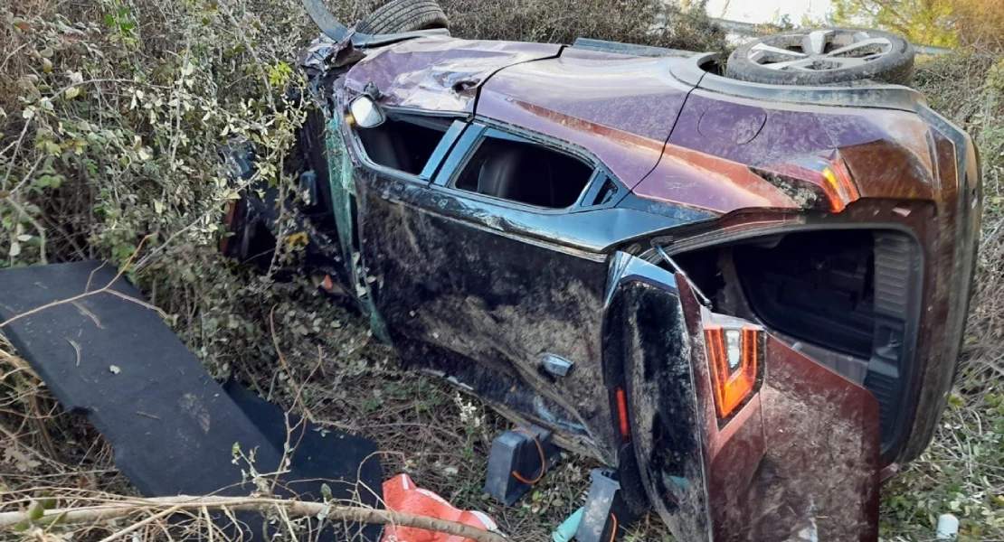 Una persona queda atrapada tras un impactante accidente en una carretera extremeña