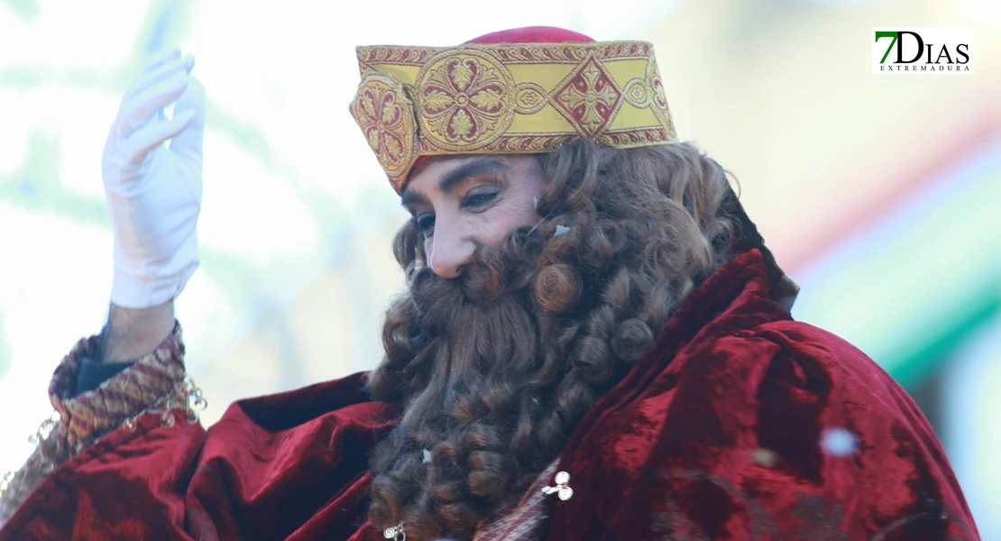 Miles de sonrisas reciben la cabalgata y a sus Reyes Magos en Badajoz