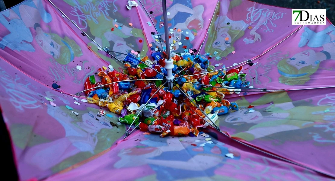 Miles de sonrisas reciben la cabalgata y a sus Reyes Magos en Badajoz