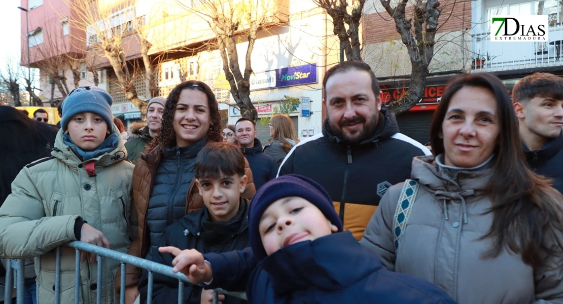 Miles de sonrisas reciben la cabalgata y a sus Reyes Magos en Badajoz