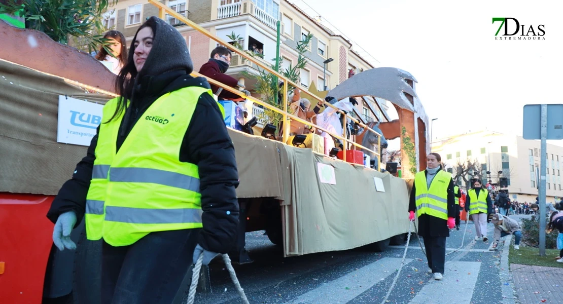 Miles de sonrisas reciben la cabalgata y a sus Reyes Magos en Badajoz