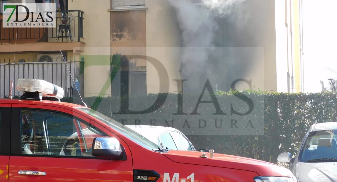 Un amplio dispositivo acude a un grave incendio de vivienda en Badajoz