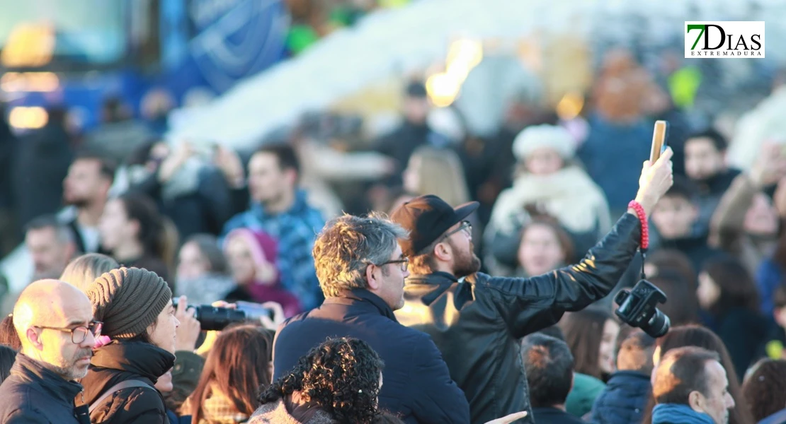 Miles de sonrisas reciben la cabalgata y a sus Reyes Magos en Badajoz