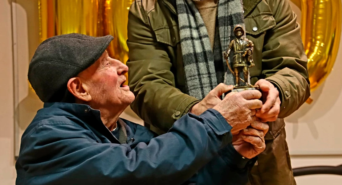 FOTONOTICIA: Bomberos de Badajoz homenajean a Manuel Rosado tras cumplir 100 años