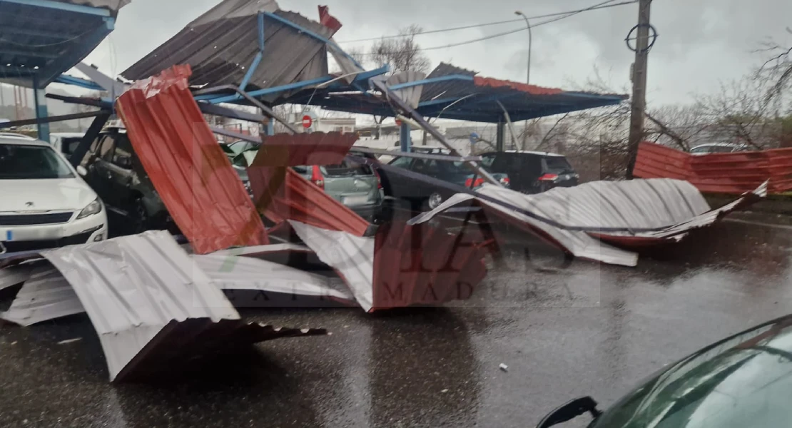 Imágenes que ha dejado el paso del tornado por Plasencia