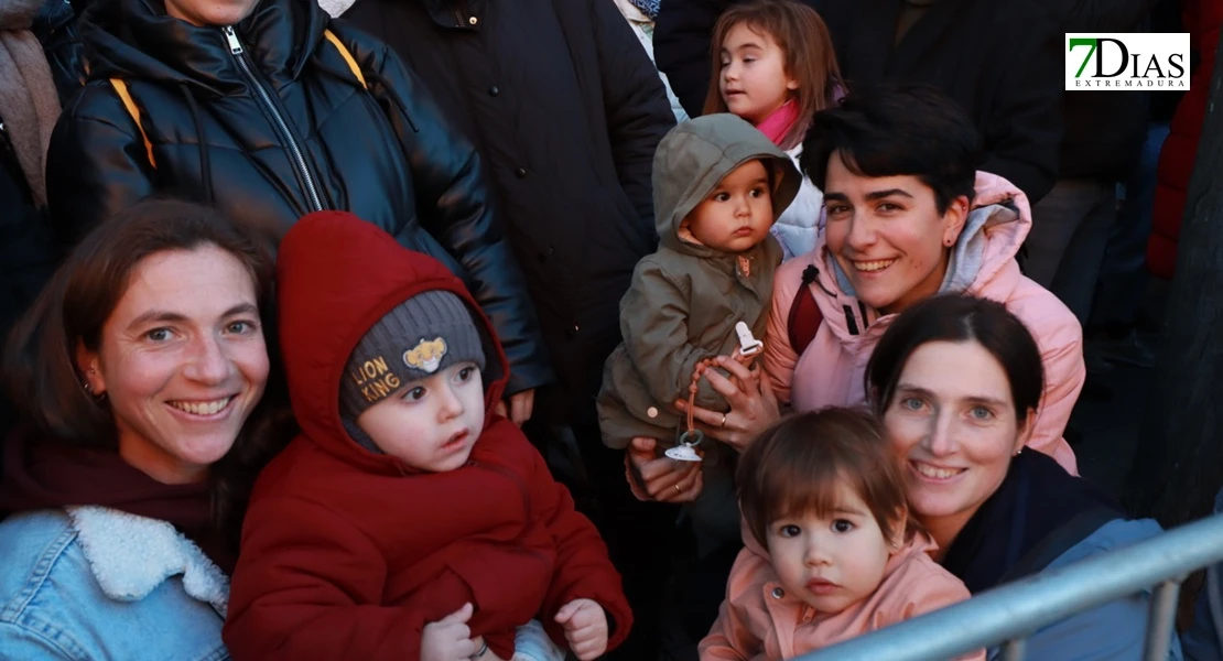 Miles de sonrisas reciben la cabalgata y a sus Reyes Magos en Badajoz