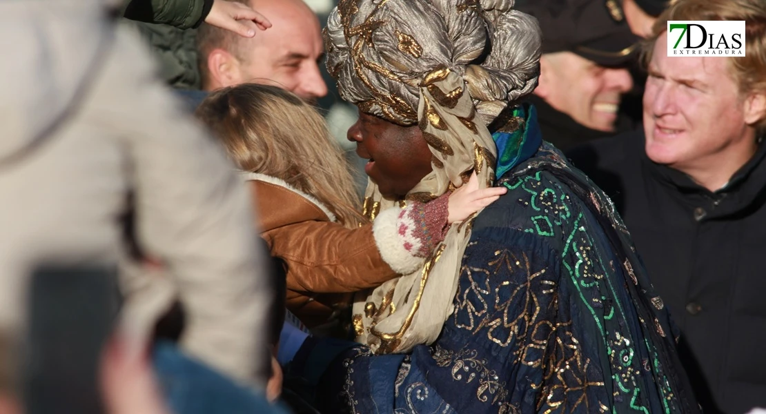Miles de sonrisas reciben la cabalgata y a sus Reyes Magos en Badajoz