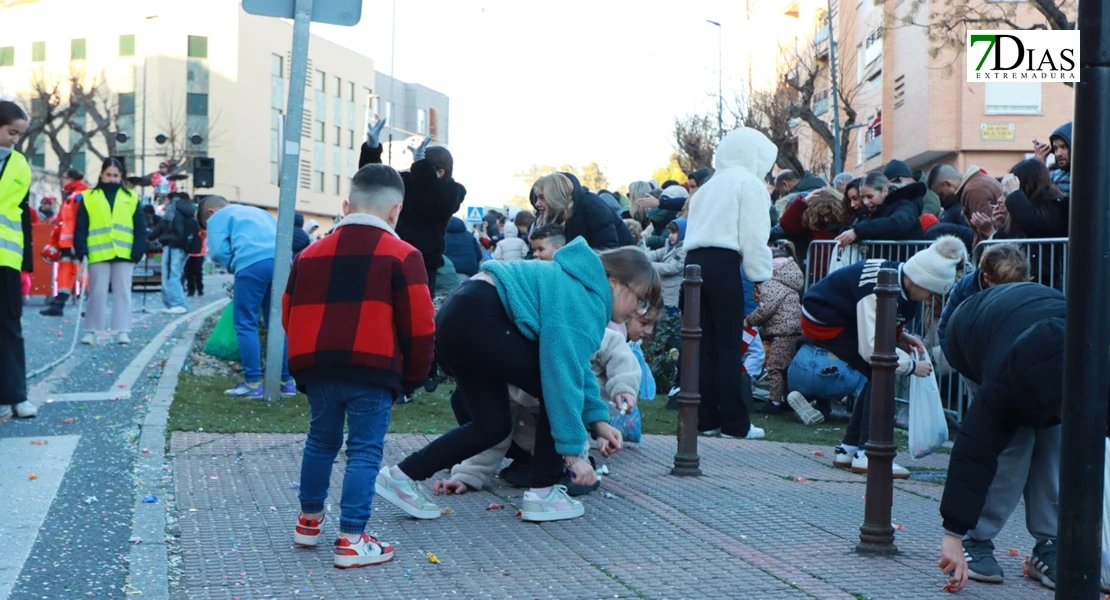 Miles de sonrisas reciben la cabalgata y a sus Reyes Magos en Badajoz