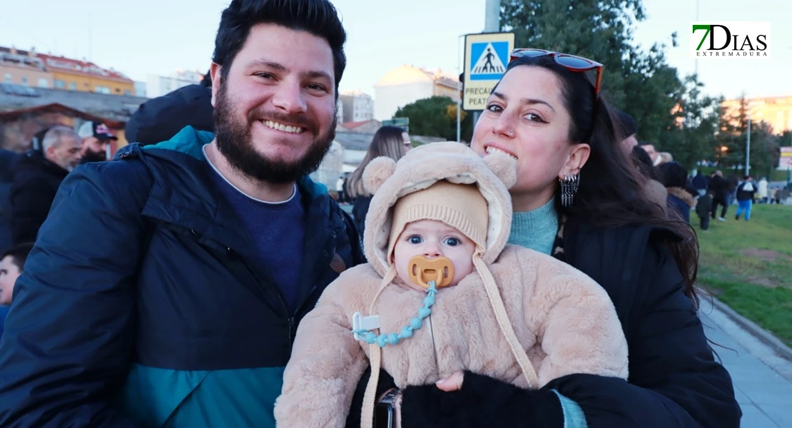 Miles de sonrisas reciben la cabalgata y a sus Reyes Magos en Badajoz