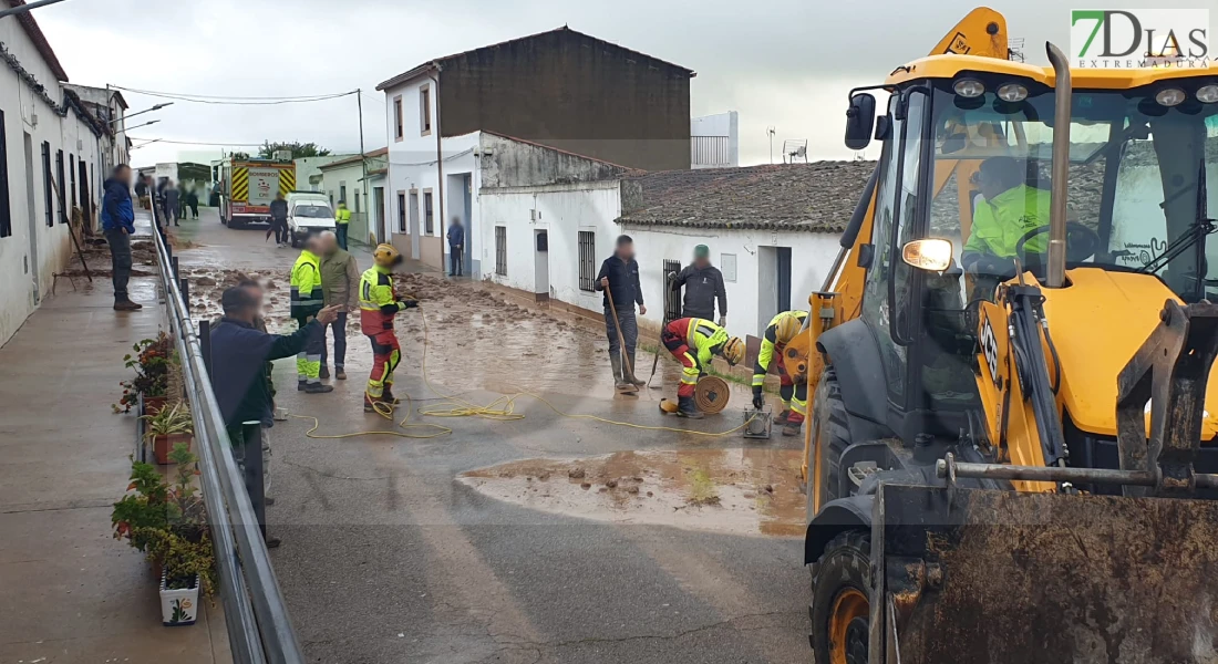 Una riada de barro y agua afecta a Alconchel tras las fuertes lluvias