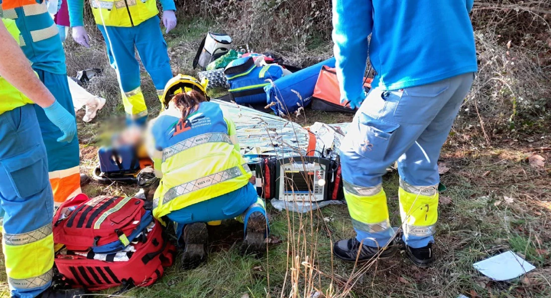 Una persona queda atrapada tras un impactante accidente en una carretera extremeña