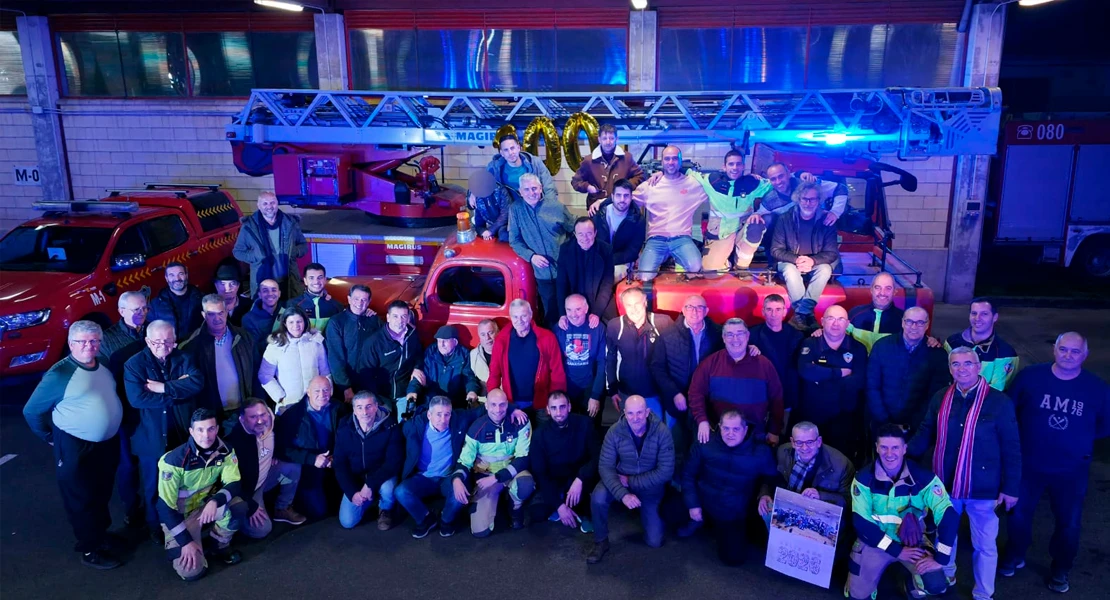 FOTONOTICIA: Bomberos de Badajoz homenajean a Manuel Rosado tras cumplir 100 años