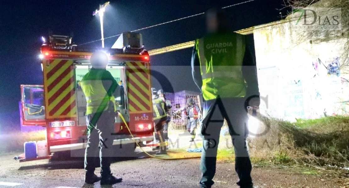 Amplio dispositivo para extinguir un incendio en Montijo