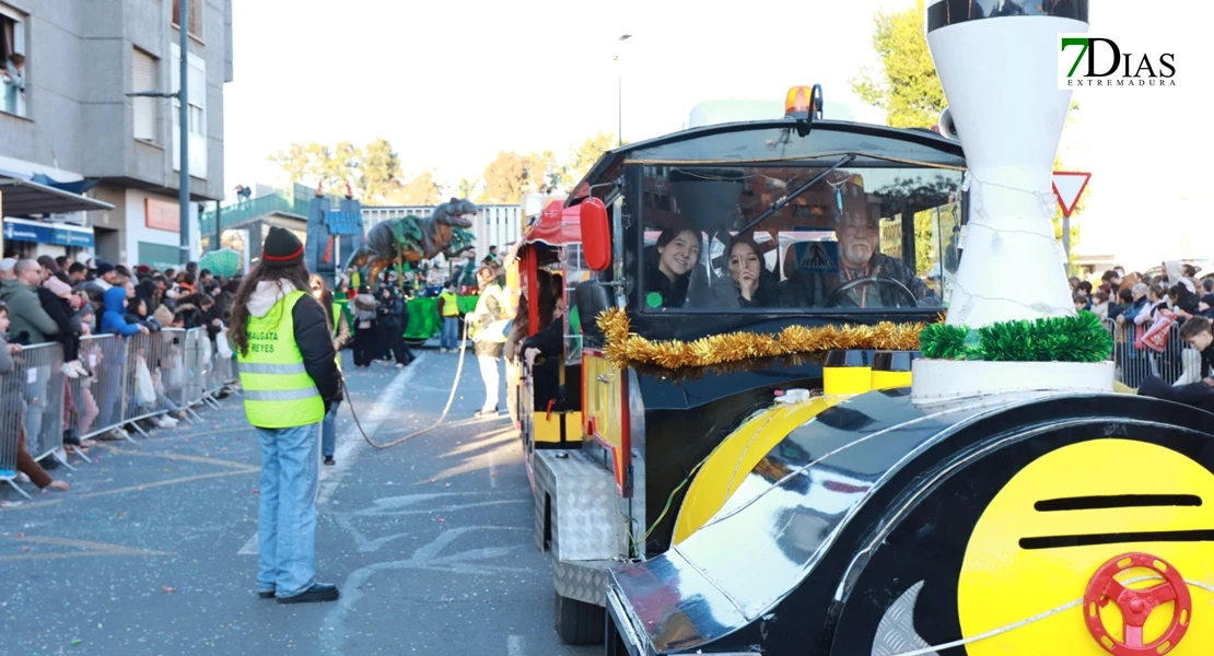 Miles de sonrisas reciben la cabalgata y a sus Reyes Magos en Badajoz