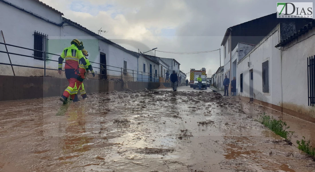 Una riada de barro y agua afecta a Alconchel tras las fuertes lluvias