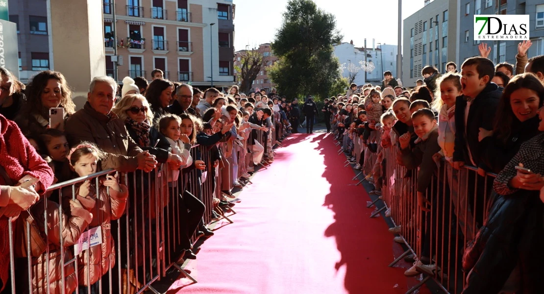 Miles de sonrisas reciben la cabalgata y a sus Reyes Magos en Badajoz