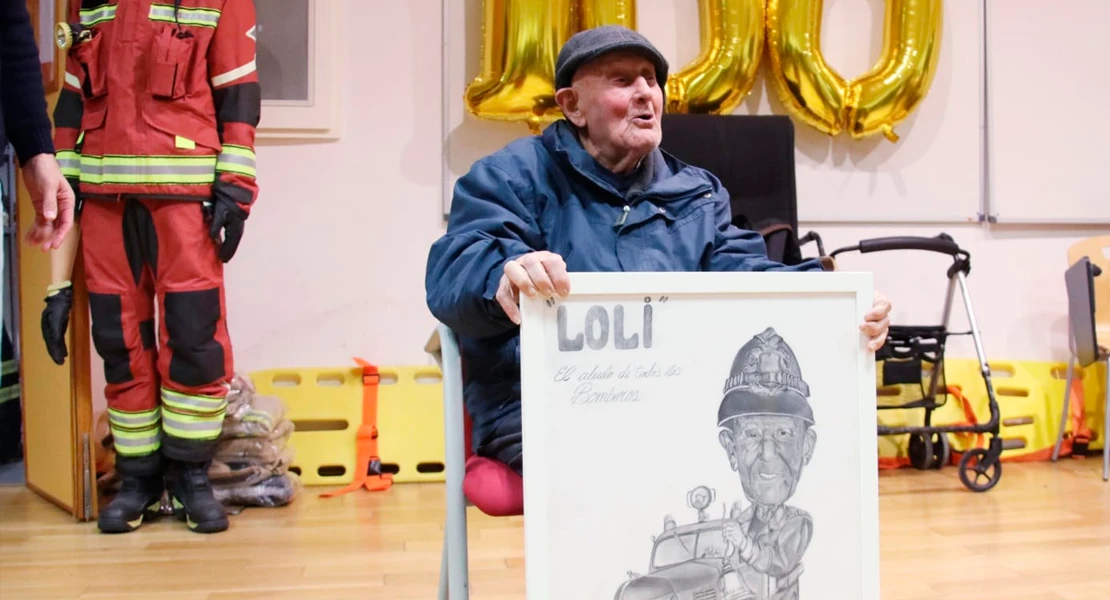FOTONOTICIA: Bomberos de Badajoz homenajean a Manuel Rosado tras cumplir 100 años