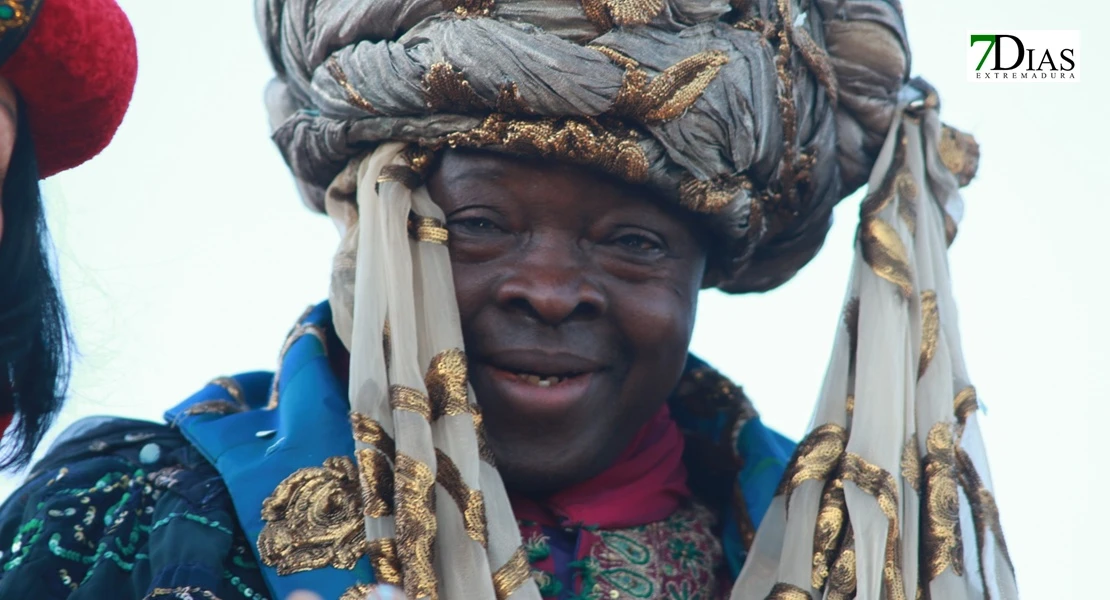 Miles de sonrisas reciben la cabalgata y a sus Reyes Magos en Badajoz