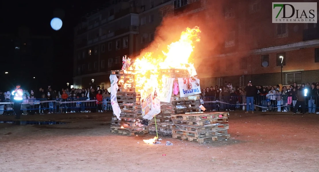 Vecinos de la Margen Derecha de Badajoz queman lo malo del año en las Candelas