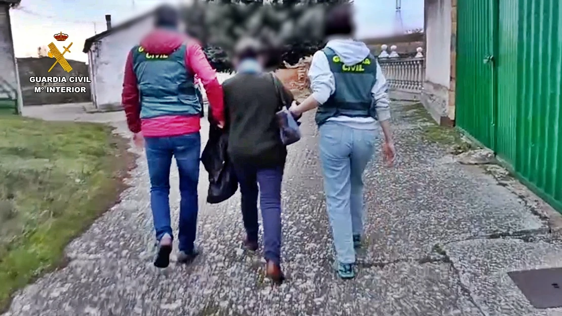 Detienen a una falsa doctora y su hijo por recetar sin licencia y prescribir terapias inventadas