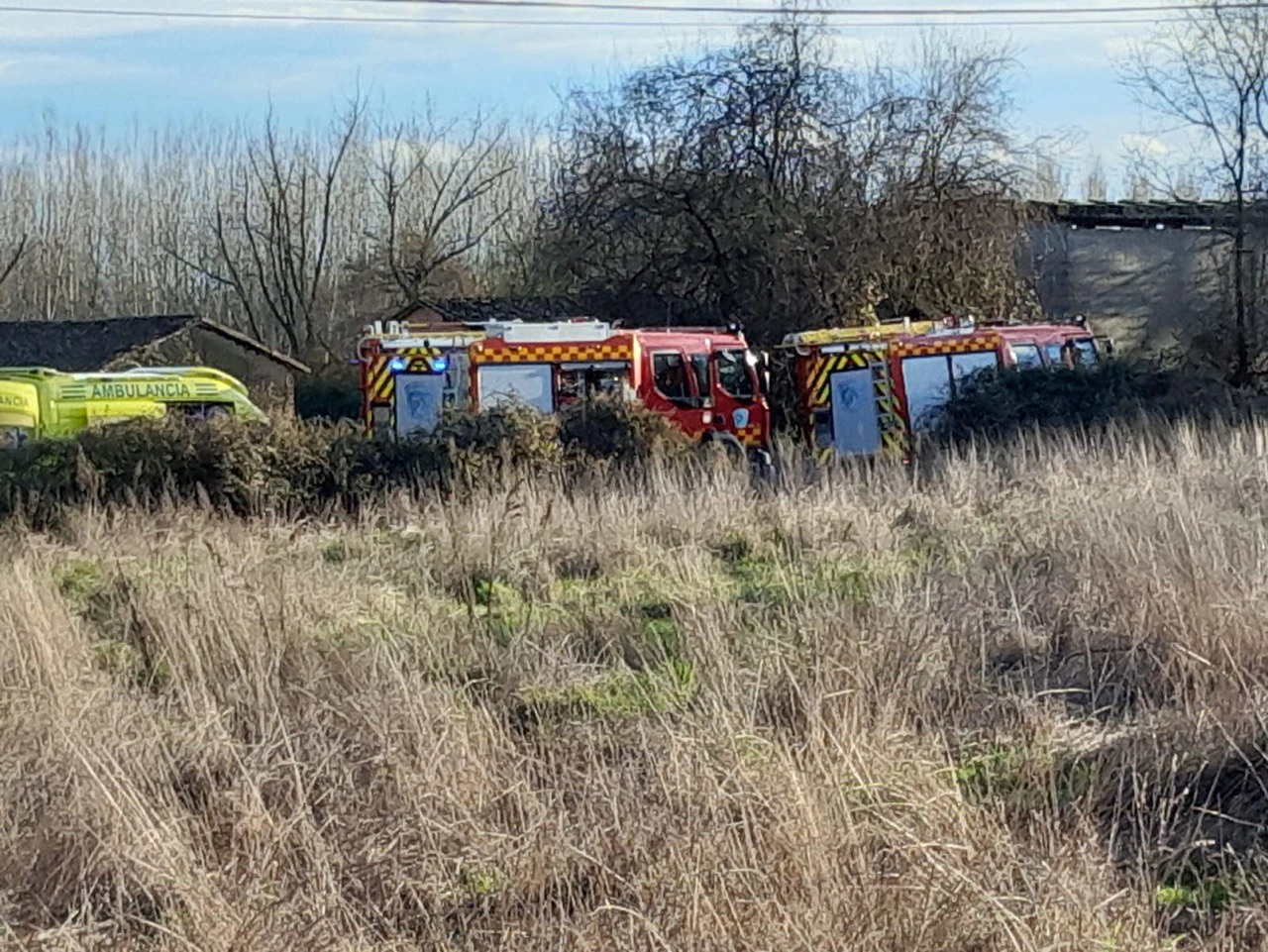Una persona queda atrapada tras un impactante accidente en una carretera extremeña