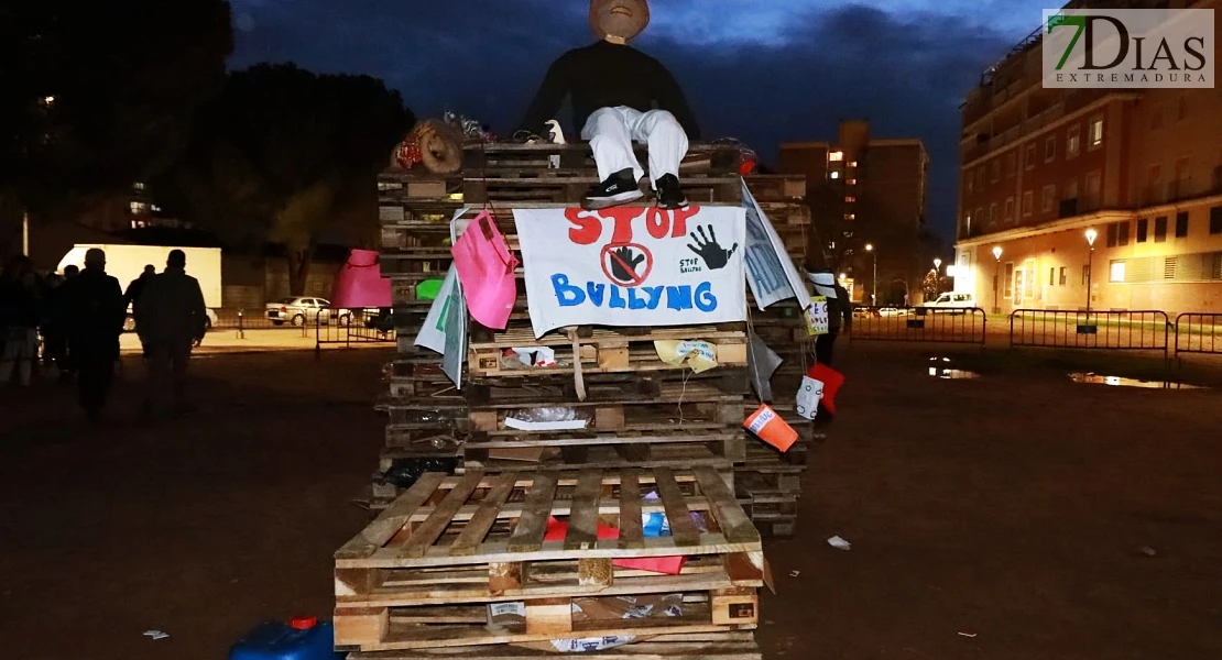 Vecinos de la Margen Derecha de Badajoz queman lo malo del año en las Candelas