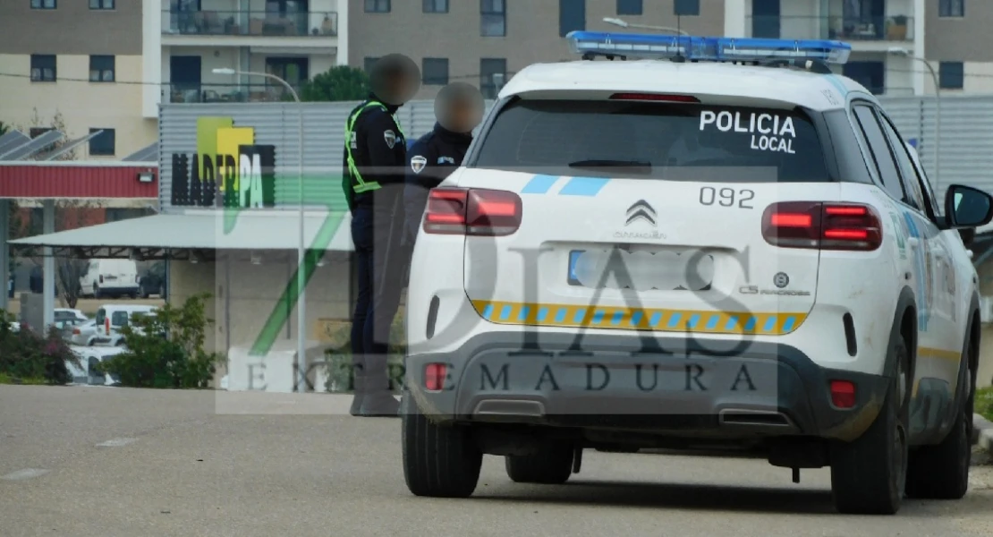 Un motorista herido tras un fuerte choque con un turismo en Badajoz