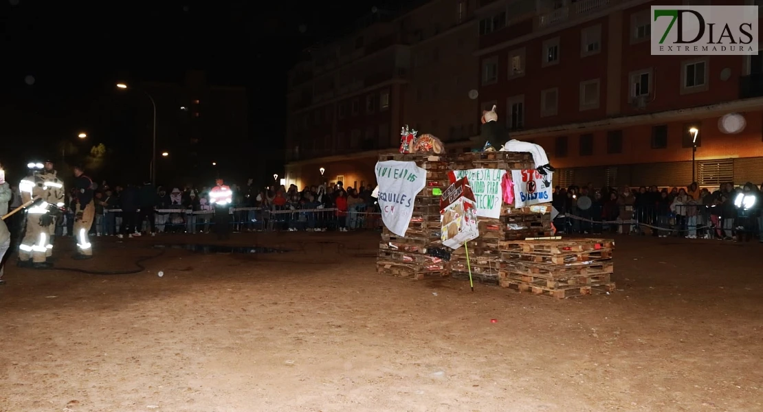 Vecinos de la Margen Derecha de Badajoz queman lo malo del año en las Candelas
