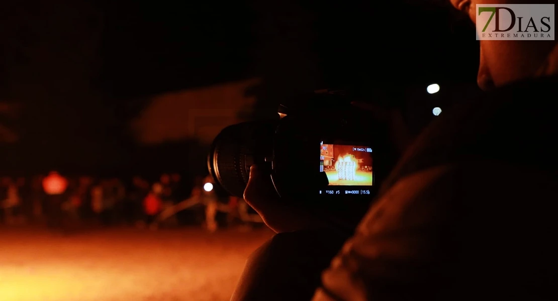 Vecinos de la Margen Derecha de Badajoz queman lo malo del año en las Candelas
