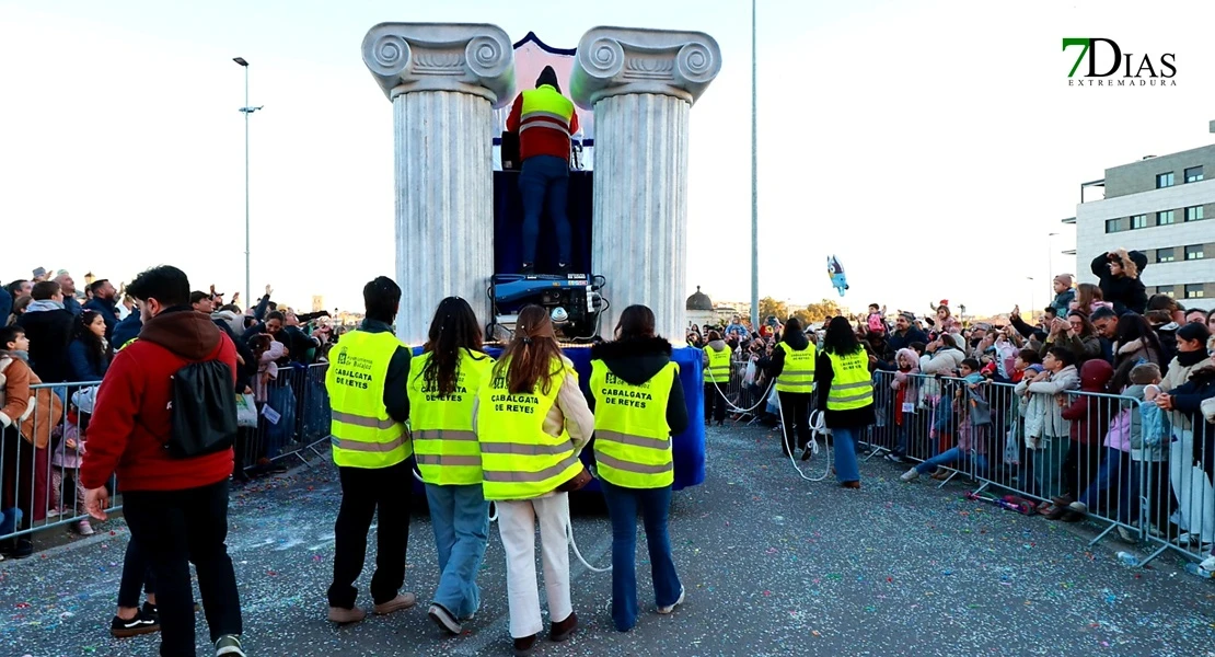 Miles de sonrisas reciben la cabalgata y a sus Reyes Magos en Badajoz