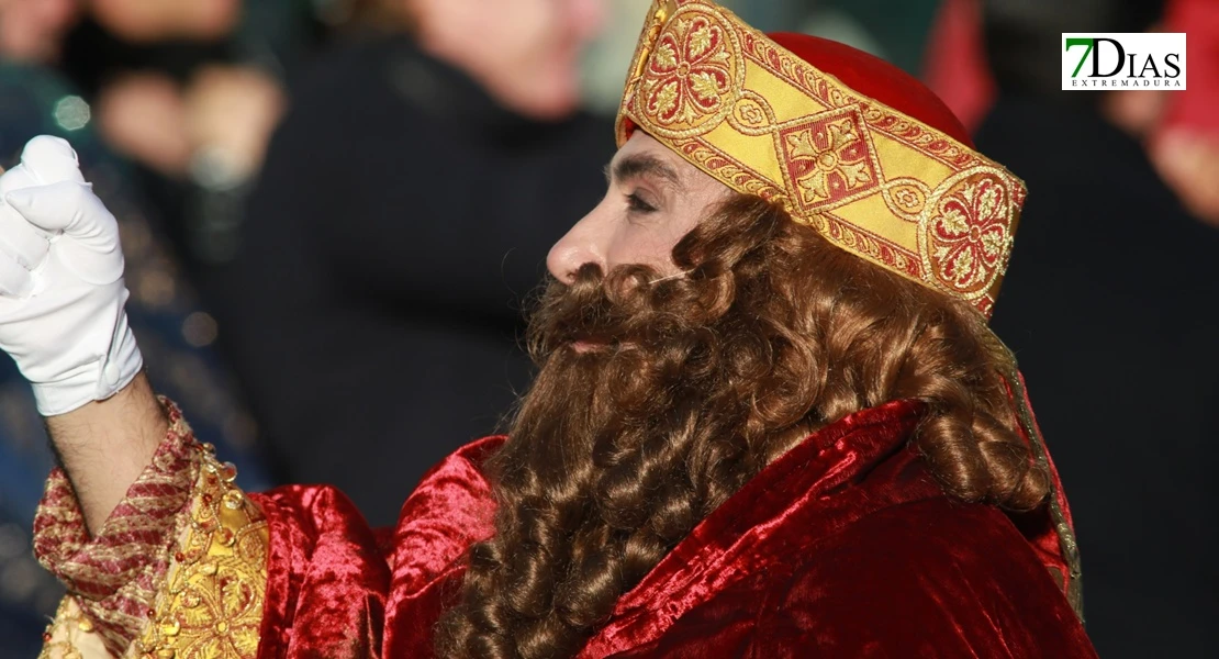 Miles de sonrisas reciben la cabalgata y a sus Reyes Magos en Badajoz
