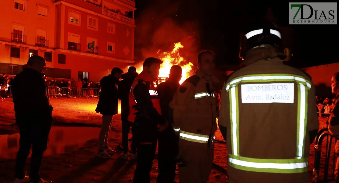 Vecinos de la Margen Derecha de Badajoz queman lo malo del año en las Candelas