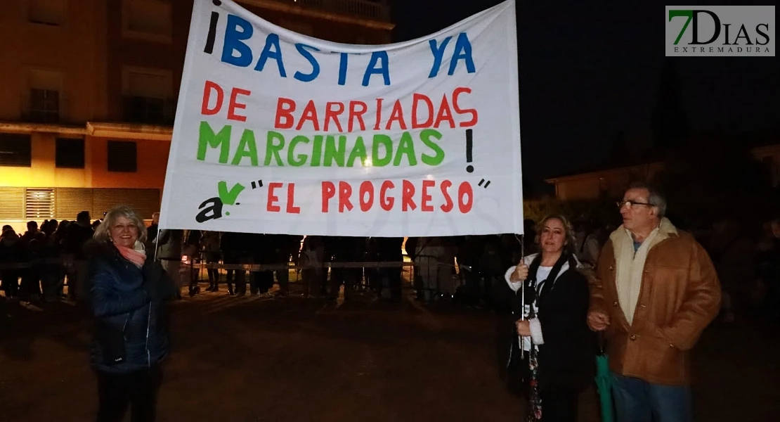 Vecinos de la Margen Derecha de Badajoz queman lo malo del año en las Candelas
