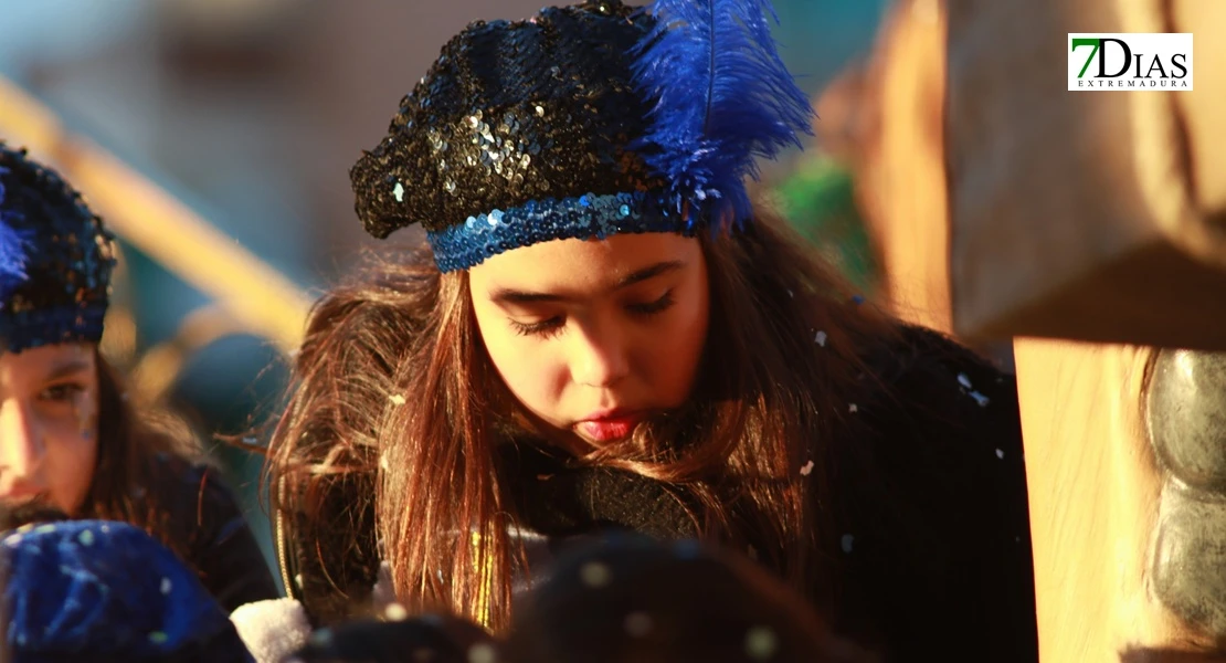 Miles de sonrisas reciben la cabalgata y a sus Reyes Magos en Badajoz