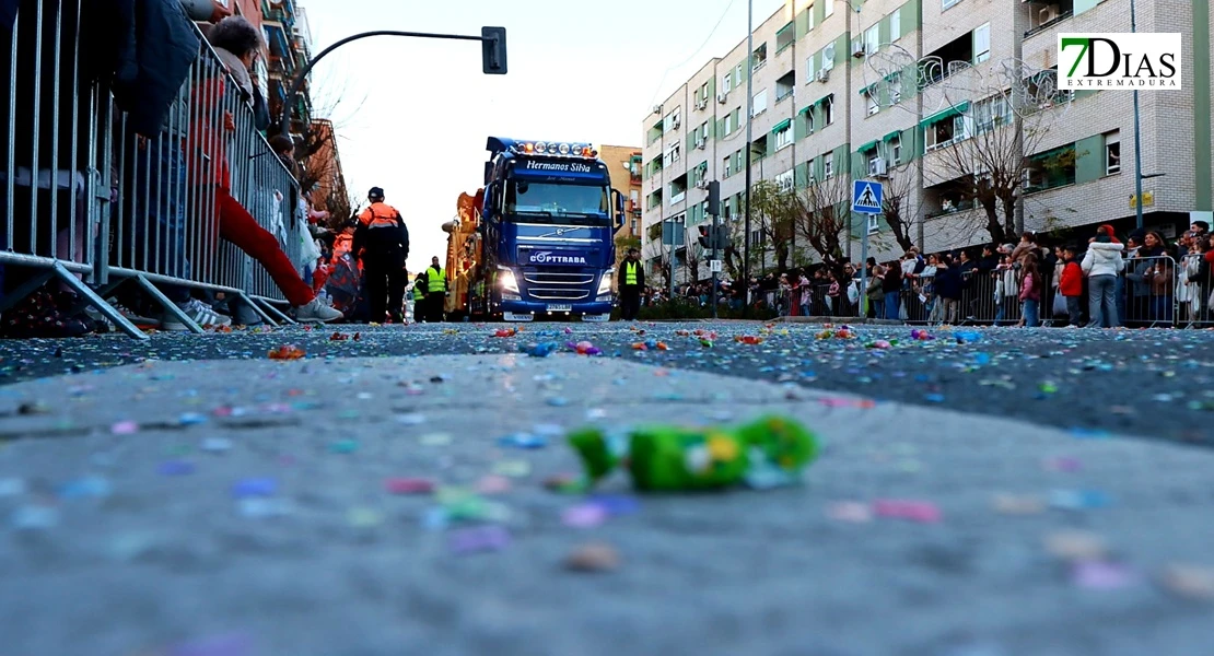 Miles de sonrisas reciben la cabalgata y a sus Reyes Magos en Badajoz
