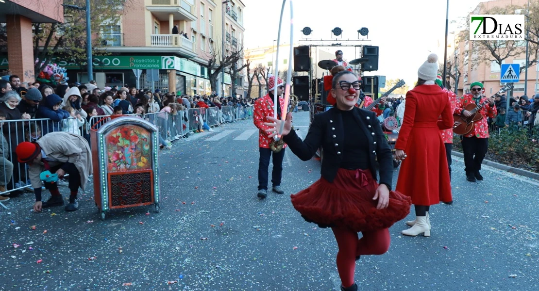 Miles de sonrisas reciben la cabalgata y a sus Reyes Magos en Badajoz