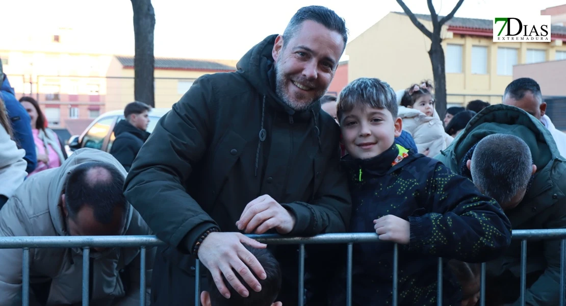 Miles de sonrisas reciben la cabalgata y a sus Reyes Magos en Badajoz