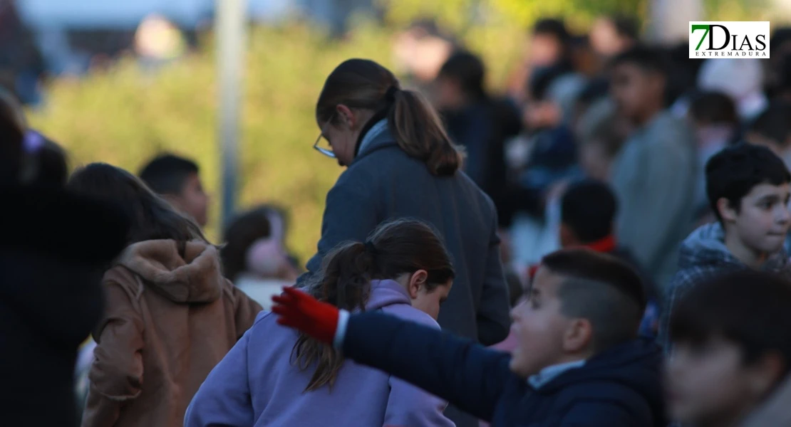 Miles de sonrisas reciben la cabalgata y a sus Reyes Magos en Badajoz